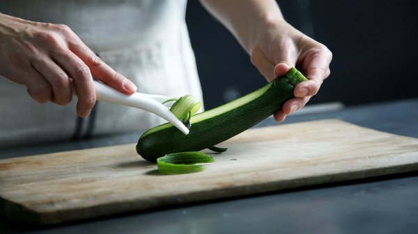 What are the essential characteristics of a quality vegetable peeler that won't dull quickly?